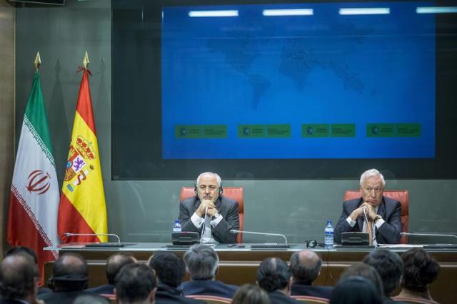 El ministro español de Exteriores, José Manuel García-Margallo (d), y su homólogo de Irán, Mohamad Yavad Zarif (i), durante la rueda de prensa que han ofrecido hoy en el Palacio de Viana, en Madrid. Zarif realiza una visita a España orientada a reactivar las relaciones bilaterales y a ofrecer la visión iraní ante el posible pacto nuclear con Occidente. EFE/Emilio Naranjo