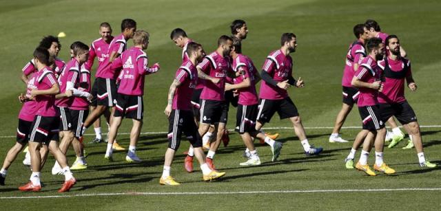 La plantilla del Real Madrid durante el entrenamiento que ha realizado esta mañana en Valdebebas, de cara a preparar el partido de Liga que disputarán este miércoles contra el Rayo en el estadio de Vallecas. EFE/J.J Guillén