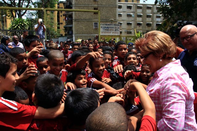 2 Helen Fernández entrega recursos a consejos comunales