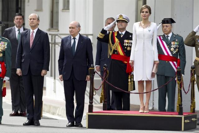  La reina Letizia, durante el acto de reconocimiento a la labor desarrollada por la Guardia Civil en el País Vasco celebrado hoy en el acuartelamiento que el Cuerpo tiene en el barrio vitoriano de Sansomendi, acompañada por el ministro del Interior, Jorge Fernández Díaz (2i), y el director general del instituto armado, Arsenio Fernández de Mesa (i). EFE/David Aguilar