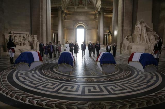 El presidente francés, François Hollande (c), visita con su familia las tumbas de cuatro grandes figuras de la Resistencia francesa contra la ocupación nazi, dos de ellas mujeres, cuyas cenizas han sido trasladadas hoy al Panteón de París, Francia, hoy, miércoles 27 de mayo de 2015, con motivo del Día Nacional de la Resistencia. Germaine Tillion, Geneviève de Gaulle-Anthonioz, Pierre Brossolette y Jean Zay han sido las cuatro ilustres figuras elegidas para celebrar el aniversario de la liberación de la ocupación alemana. EFE/Philippe Wojazer 