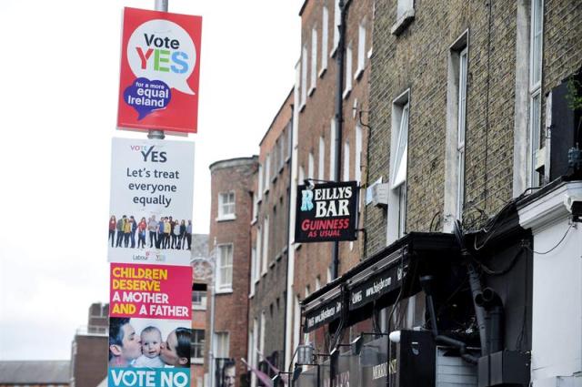 Carteles que promueven el "sí" y el "no" en el referéndum sobre las bodas de parejas del mismo sexo en Dublín (Irlanda) hoy, martes 19 de mayo de 2015. Las encuestas apuntan a que el país votará a favor del sí en el referéndum que se celebrará el próximo 22 de mayo. EFE/Aidan Crawley