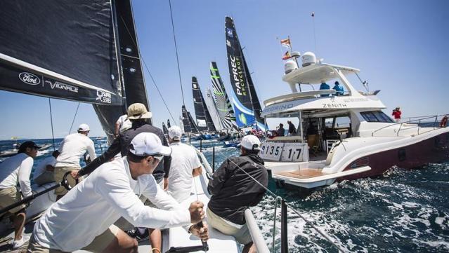 Fotografía cedida por la organización de la salida de la flota durante la tercera jornada del circuito de las 52 Super Series 2015 que se está celebrando en aguas de Valencia. EFE/Nico Martínez