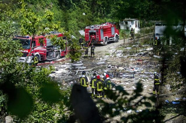 Varios policías y bomberos inspeccionan los restos de una fábrica de fuegos artificiales incendiada, en Qualiano, cerca de Nápoles, Italia, hoy, miércoles 13 de mayo de 2015. Tres personas han fallecido y otras tres han resultado heridas tras la explosión de la fábrica, según han informado fuentes policiales. EFE/Ciro Fusco