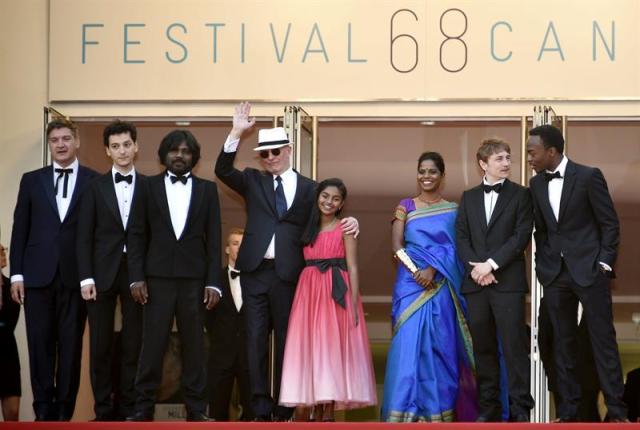 El actor de Sri Lanka Jesuthasan Antonythasan, el director francés Jacques Audiard, la actriz de Sri Lanka Claudine Vinasithamby, la actriz de Sri Lanka Kalieaswari Srinivasan, el actor francés Vincent Rottiers, el actor francés Marc Zinga y sus invitados, posan a su legada a la presentación de la película "Dheepan", durante la 68º edición del Festival de Cannes, Francia, hoy, jueves 21 de mayo de 2015. La película compite en la sección oficial del festival, que se celebra entre el 13 y el 24 de mayo. EFE/Franck Robichon