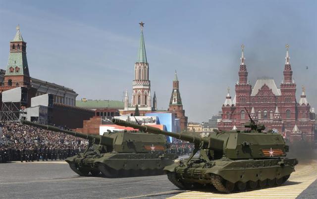 Dos tanques forman parte de un desfile militar durante un ensayo con motivo del Día de la Victoria en la Plaza Roja de Moscú, (Rusia) hoy, 7 de mayo de 2015. El próximo 9 de mayo se celebrará un gran desfile militar en la Plaza Roja de Moscú para conmemorar el 70 aniversario de la victoria sobre la Alemania nazi en la Segunda Guerra Mundial. EFE/SERGEI CHIRIKOV