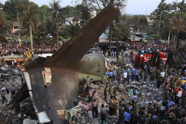 Varios miembros del servicio de rescate buscan cadáveres entre los escombros tras el accidente aéreo ocurrido en Medan, Indonesia, hoy 30 de junio de 2015. El avión de transporte del Ejército de Indonesia que se estrelló hoy en la ciudad de Medan, en Sumatra, llevaba a bordo 113 personas, incluidas una tripulación de 12 militares, según el jefe de la Fuerza Aérea, Agus Supriatna. Las autoridades indonesias no creen que nadie haya sobrevivido al accidente, aunque de momento solo se han recuperado 49 cadáveres. EFE/Dedi Sahputra