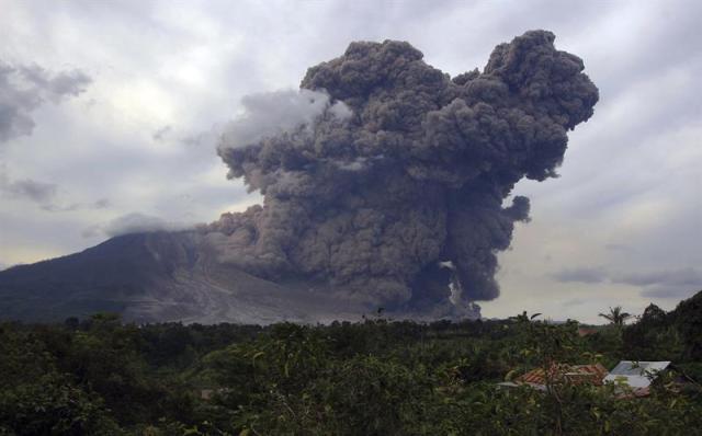 El volcán Sinabung arroja cenizas en esta imagen tomada desde la localidad de Tiga Pancur, en Karo, Sumatra Norte (Indonesia) hoy, jueves 25 de junio de 2015. Miles de residentes fueron evacuados por la actividad del volcán. EFE/Dedi Sahputra