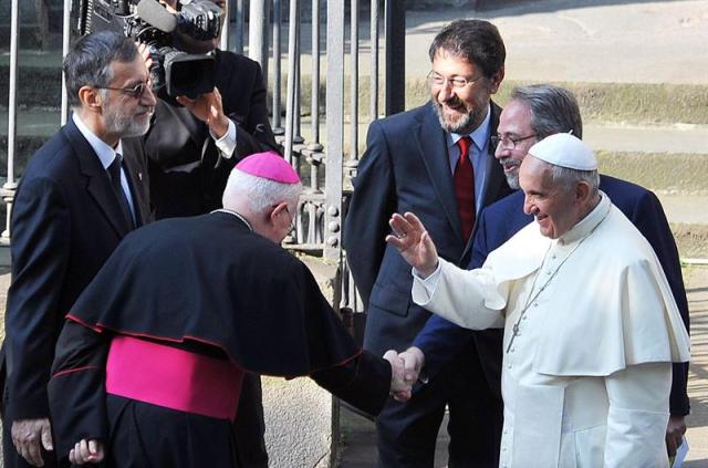 El papa Francisco (dcha) durante su visita a la iglesia Valdense en Turín (Italia) hoy, lunes 22 de junio de 2015. El papa Francisco pidió hoy perdón en nombre de la Iglesia católica por las persecuciones que sufrieron durante siglos los miembros de la Iglesia evangélica valdense, una rama protestante con una presencia de casi un milenio en Italia, durante su viaje a Turín (norte). EFE/Alessandro Di Marco