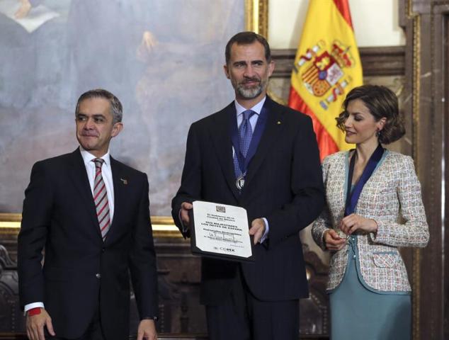 Los Reyes Felipe VI y Letizia tras recibir el título de Huéspedes Distinguidos y la Llave de la Ciudad de manos del jefe del Gobierno de Ciudad de México, Miguel Ángel Mancera (i), hoy en su primer día de su visita oficial a México. Los Reyes se desplazaron al Ayuntamiento de la ciudad, en la Plaza del Zócalo, después de la bienvenida por parte del presidente del país, Enrique Peña Nieto. EFE/Ballesteros