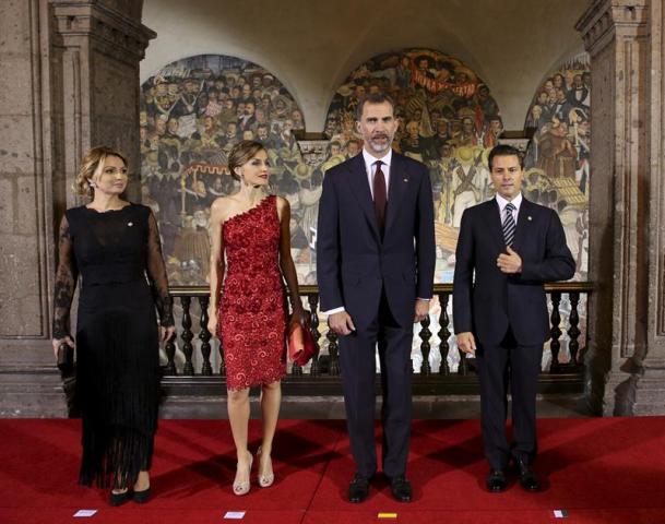 Don Felipe y doña Letizia, junto al presidente de México, Enrique Peña Nieto (d) y su esposa, Angélica Rivera (i), posan en el Palacio Nacional antes de la cena oficial que ofreció el mandatario mexicano dentro de la visita de Estado de los reyes de España a México, la primera a un país del continente americano desde la proclamación de Felipe VI como monarca español en junio de 2014. EFE/Ballesteros