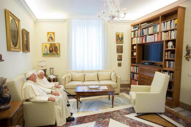  Fotografía facilitada por L'Osservatore Romano que muestra al papa Francisco (i) junto al pontífice emérito Benedicto XVI (d) en el Vaticano, Italia, hoy 30 de junio de 2015. El papa Francisco despidió hoy al pontífice emérito Benedicto XVI y le deseó una buena estancia en Castelgandolfo, residencia de verano de los papas, donde permanecerá hasta el próximo 14 de julio. EFE/L'Osservatore Romano