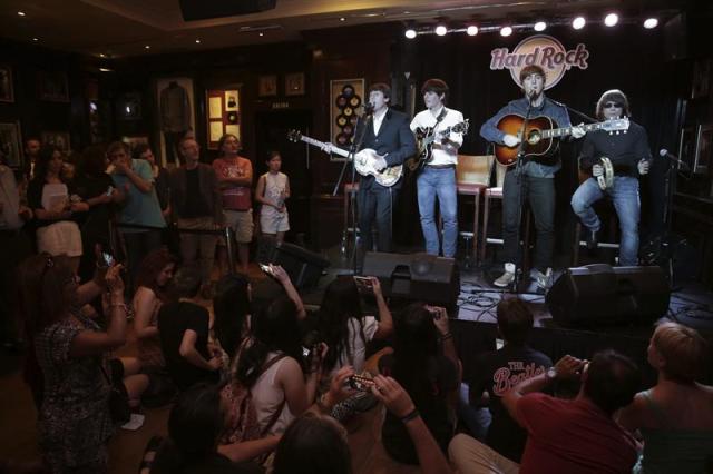 Los Bootleg Beatles ofrecen en directo un adelanto hoy en el Hard Rock de Madrid antes de su proxima actuación el próximo 2 de julio en la Plaza de Toros de Las Ventas. EFE/Emilio Naranjo