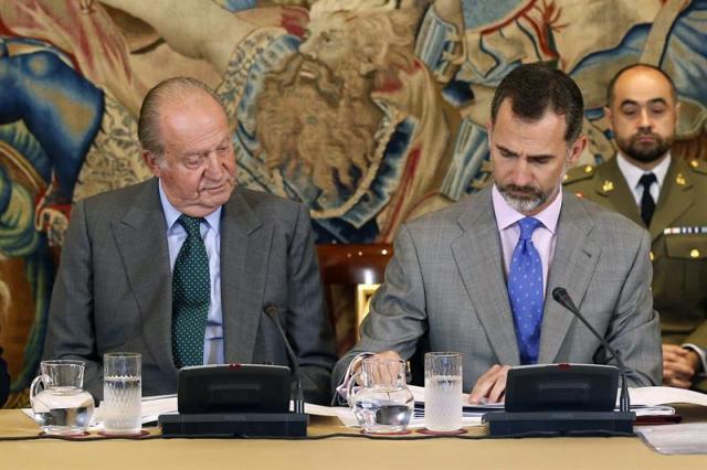 El rey Felipe VI, junto al rey Juan Carlos, durante la reunión hoy del patronato de la Fundación para la innovación tecnológica (COTEC). EFE/Paco Campos