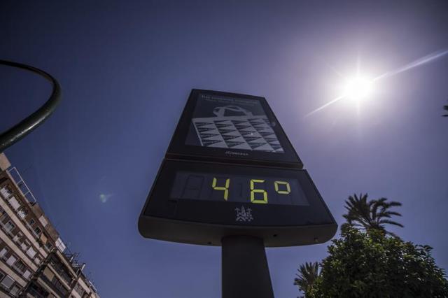  Un termómetro de Córdoba marca 46 grados superando los 44 grados que preveía la Agencia Estatal de Meteorología (Aemet) y donde se ha activado la alerta roja. EFE/Rafa Alcaide