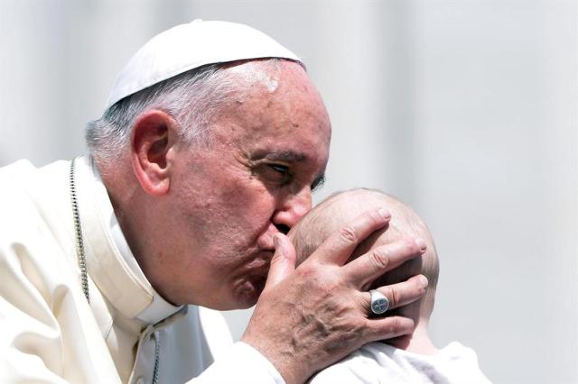 El papa Francisco besa la frente a un bebé durante la audiencia general de los miércoles celebrada en la Plaza de San Pedro hoy, 17 de junio de 2015, en El Vaticano. Francisco pidió esfuerzos a la comunidad internacional para que actúe de manera concorde y eficaz para prevenir las causas de las migraciones forzadas. EFE/Maurizio Brambatti