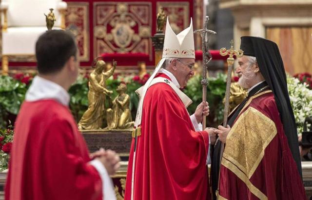 Imagen cedida por L'Osservatore Romano del papa Francisco junto al metropolitano de Pérgamo, Ioannis Zizioulas (dcha), tras la ceremonia de bendición del palio que recibirán 46 arzobispos metropolitanos, entre ellos doce iberoamericanos, durante la misa de la solemnidad de los apóstoles Pedro y Pablo, patrones de la Iglesia católica, celebrada en la basílica de San Pedro del Vaticano, el 29 de junio del 2015. EFE/Osservatore Romano