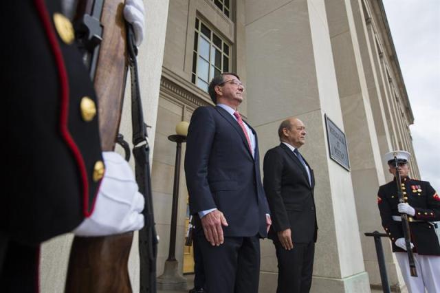 El secretario de Defensa de Estados Unidos, Ashton Carter (i) y el ministro de Defensa francés Jean-Yves Le Drian (d), durante una ceremonia en el Pentágono en Washington, Estados Unidos, hoy 6 de julio de 2015. Ambos darán una rueda de prensa esta tarde. EFE/Jim Lo Scalzo