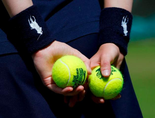 Foto: Una niña sostiene pelota pelotas de tenis en el Campeonato de tenis de Wimbledon en Londres, 7 de julio de 2015 / REUTERS