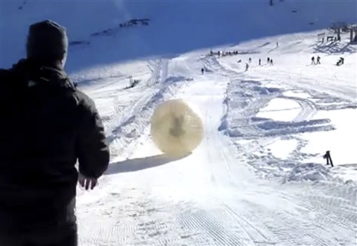 Mueren dos personas al lanzarse en pelota gigante en Rusia