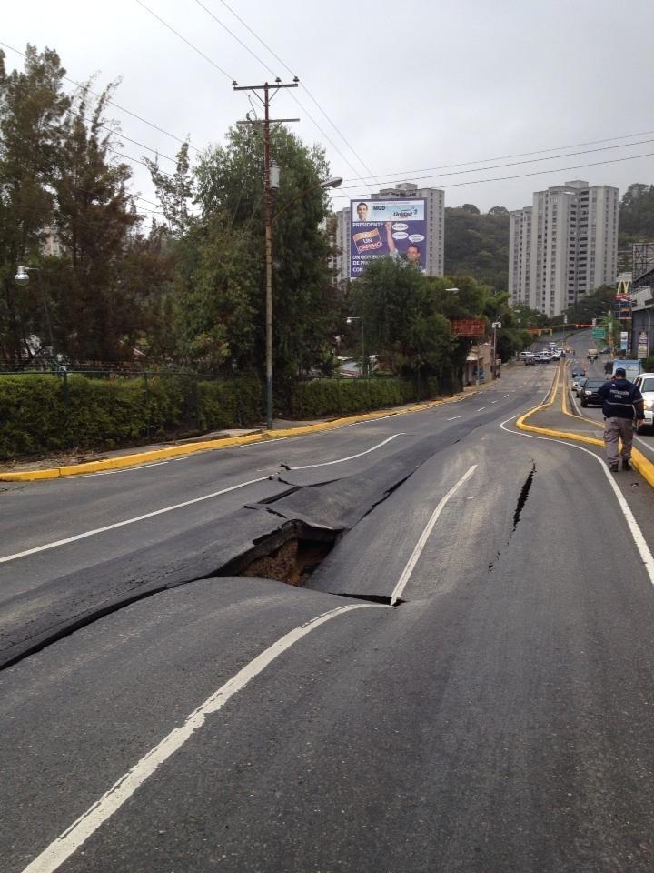 Reportan impresionante “megahueco” en La Boyera (FOTOS)