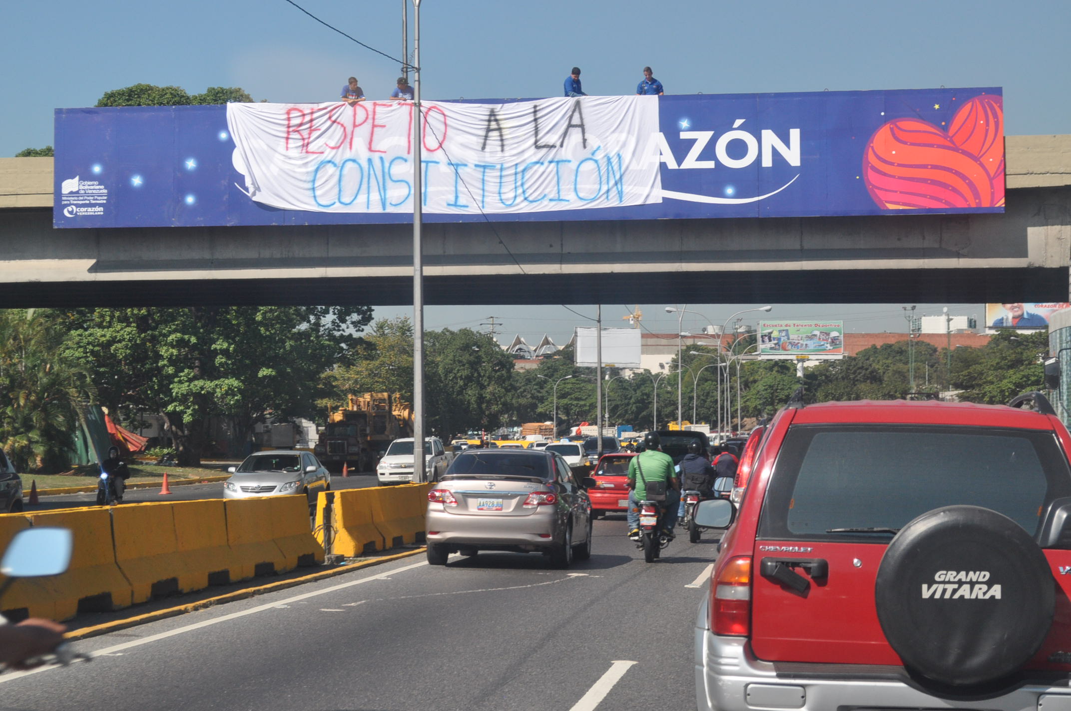 Estudiantes piden respeto a la Constitución en la FF (FOTOS)