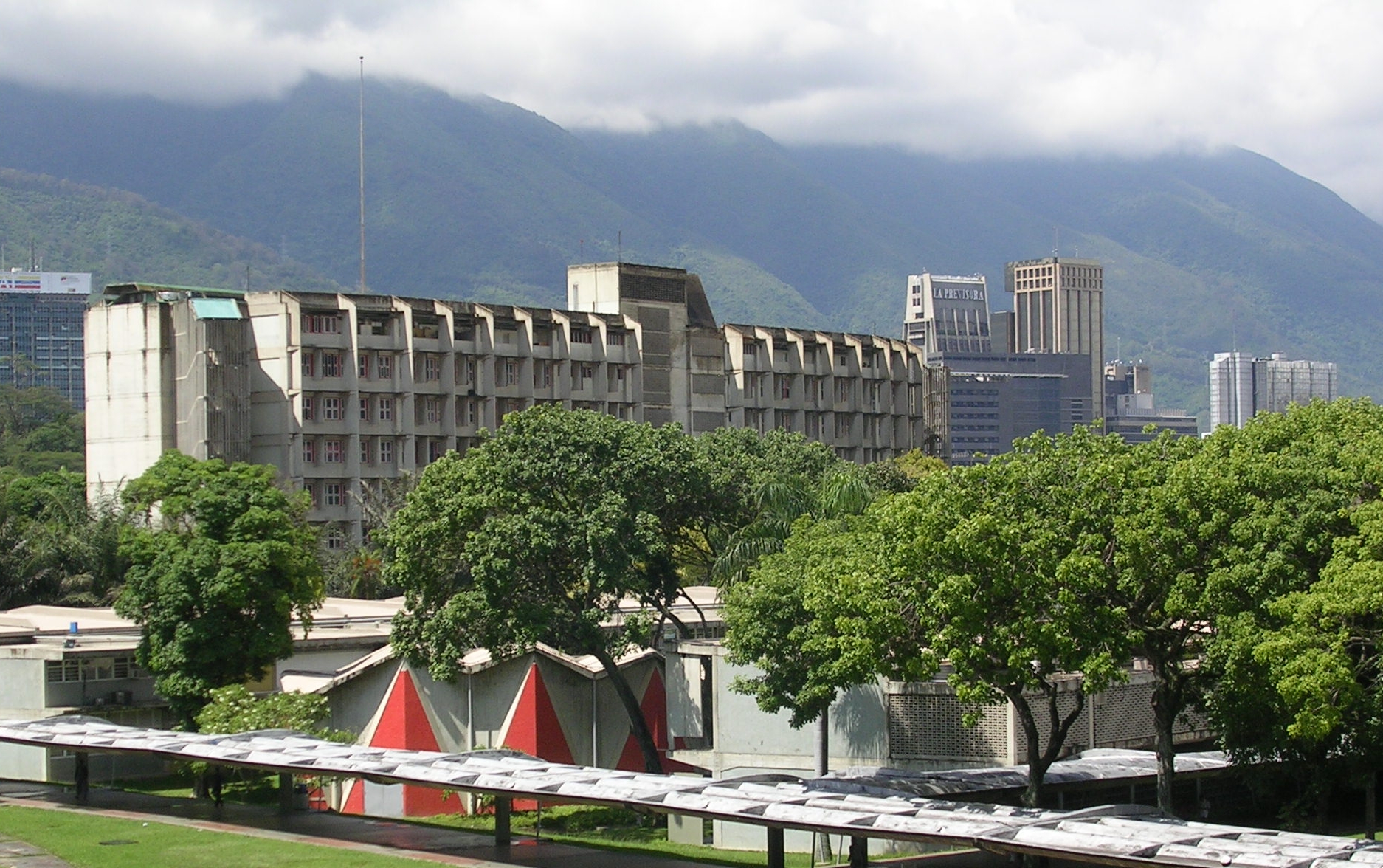 Foro en la UCV fue suspendido por bombas lacrimógenas