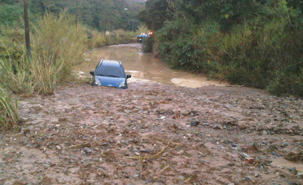 Colapsó tubería que comunica el puente Las Tinajas y Pablo VI (Fotos)