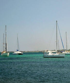 Velero norteamericano varado sin tripulantes frente a Boca de Uchire