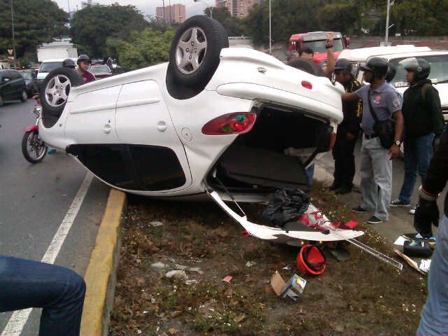 Vehículo volcado en Plaza Venezuela genera fuerte congestión (Fotos)