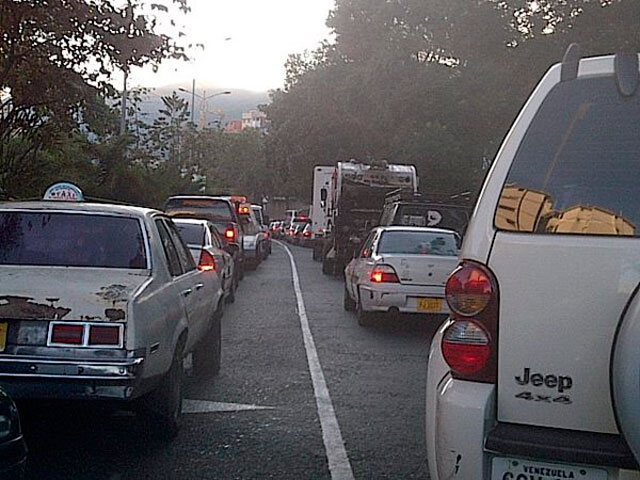 Damnificados trancan vía en El Paraíso (Foto)