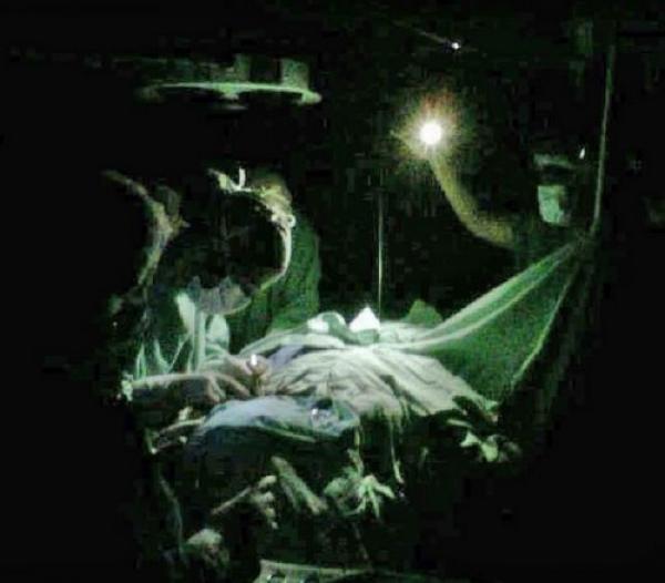 Operaron a un bebé a la luz de linternas y celulares (FOTO)