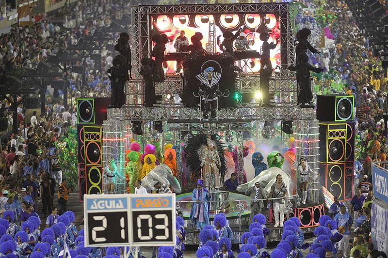 El sambódromo de Río de Janeiro se inunda de música, luces y color (Fotos)