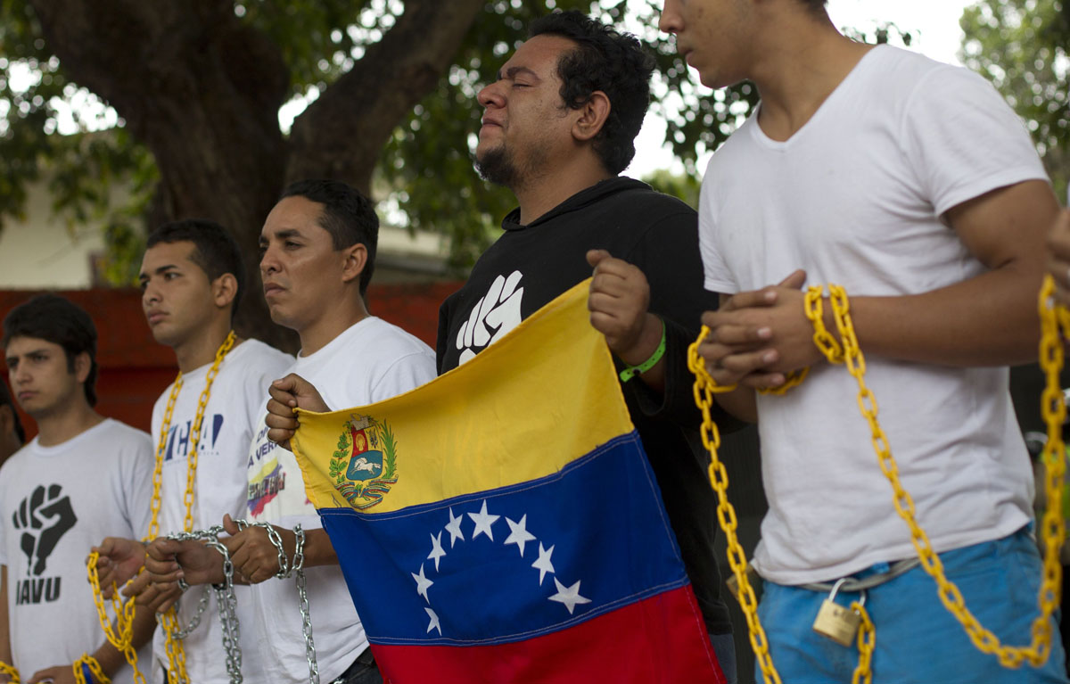 Maduro pide a la Fiscalía estar alerta ante protesta frente a Embajada de Cuba