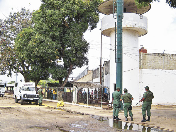 Imputan delitos ambientales a nueve mineros detenidos