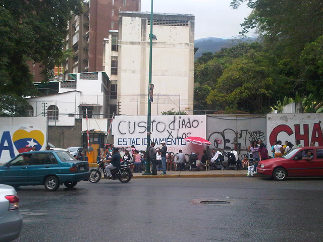 Vecinos impiden invasión del estacionamiento de la Quinta Anauco (Fotos)