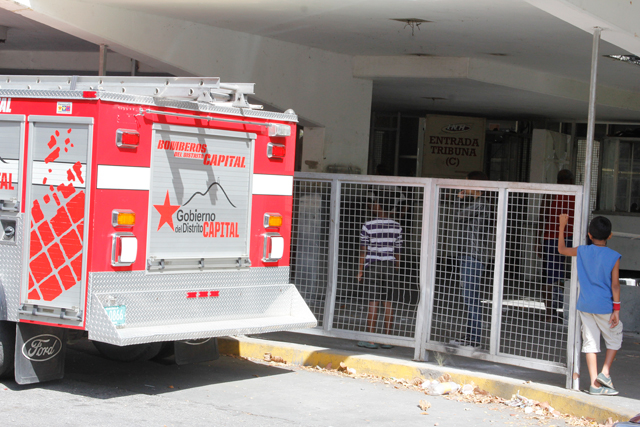 Controlado incendio de la Tribuna C del Hipódromo La Rinconada (Fotos)