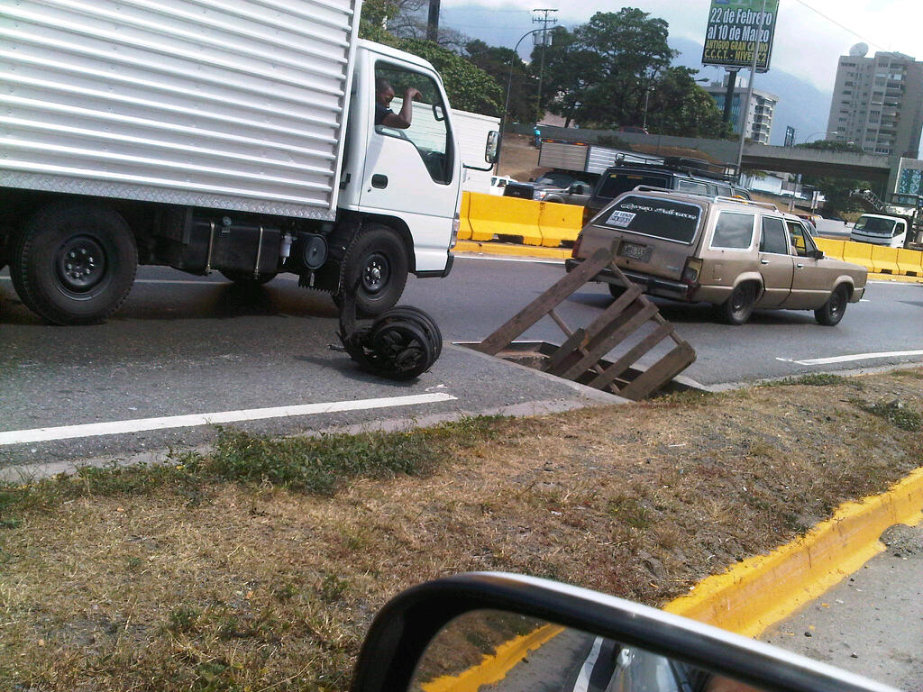 Así “tapan” una alcantarilla en la autopista del Este (Foto + Hágalo usted mismo)