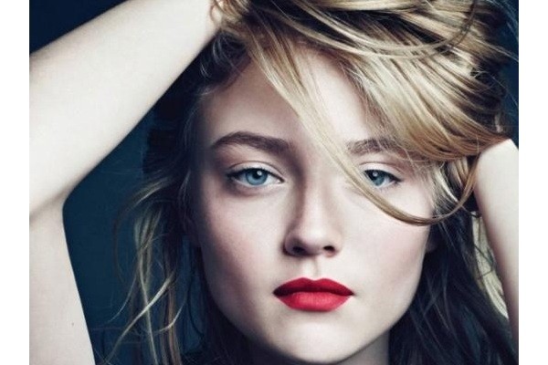 Dakota Fanning se desnuda en el cine