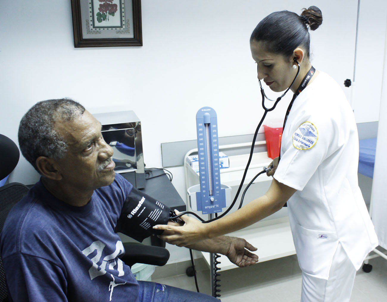 Políticas gobernamentales contribuyen con fuga de médicos y deterioro de la salud pública