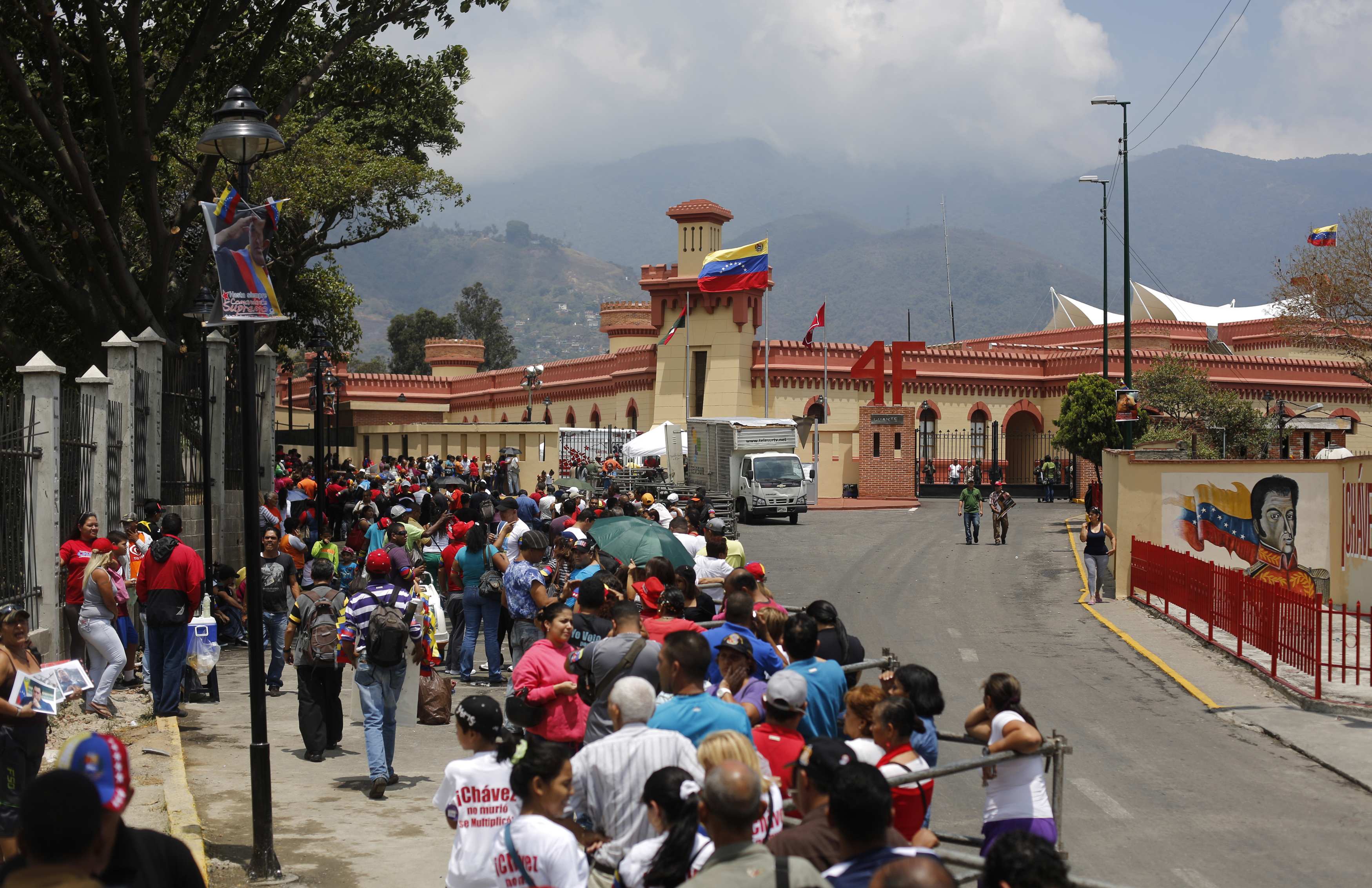 Así está la cola para ver el féretro de Chávez en el Museo 4F (FOTO)