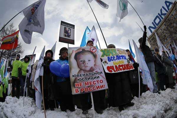 Manifestantes exigen el retorno a Rusia del hermano del niño muerto en EEUU