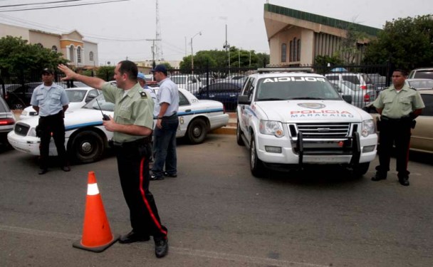 Detienen a hombre que intentó matar a su mujer a machetazos