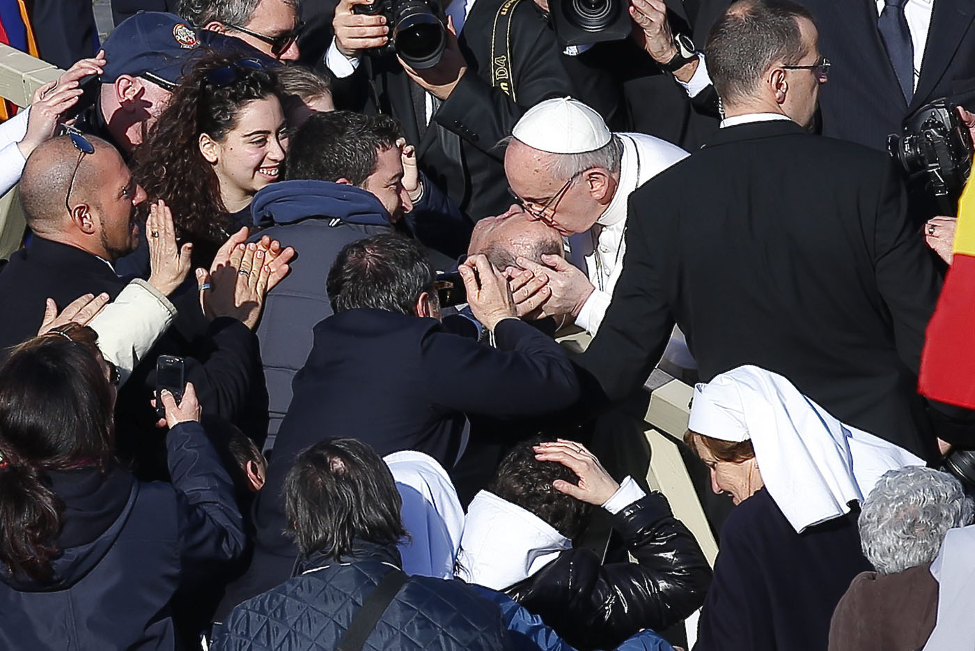 La espontaneidad de Francisco, un dolor de cabeza para su servicio de seguridad (Foto)