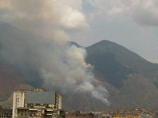 Parcialmente controlado incendio en El Ávila (FOTOS)