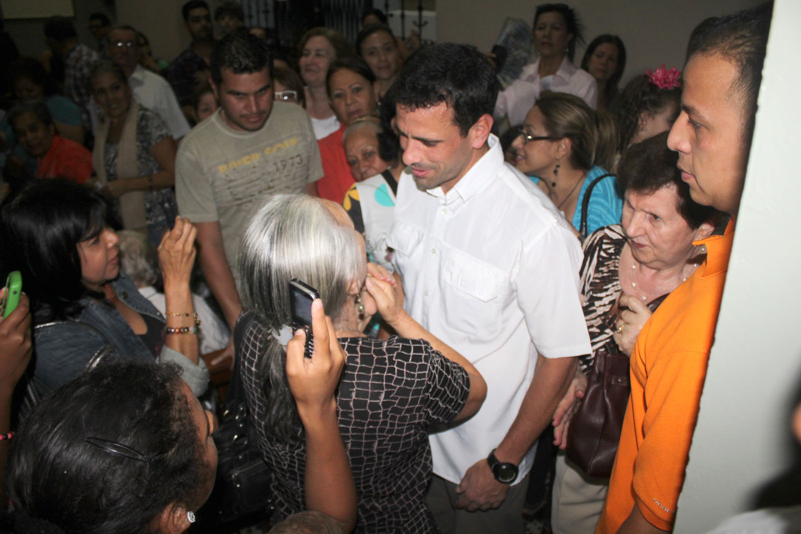 Capriles recorrió los siete templos este jueves Santo (FOTOS)