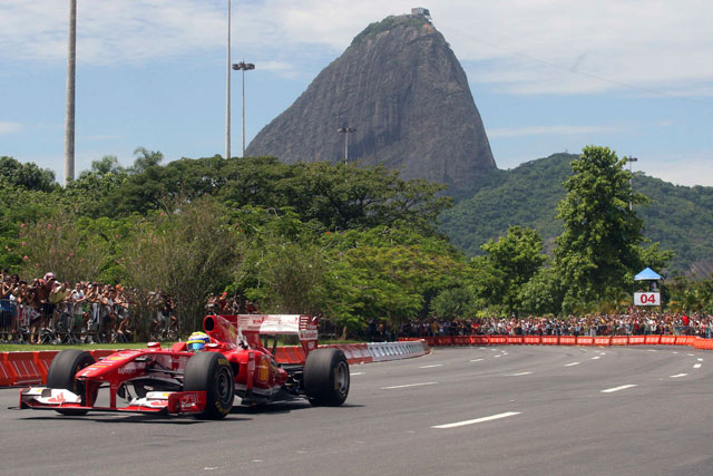 Exhibición de Ferrari en calles de Río de Janeiro estuvo accidentada