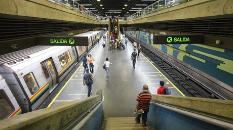 Usuarios del Metro son sancionados por incumplir las normas