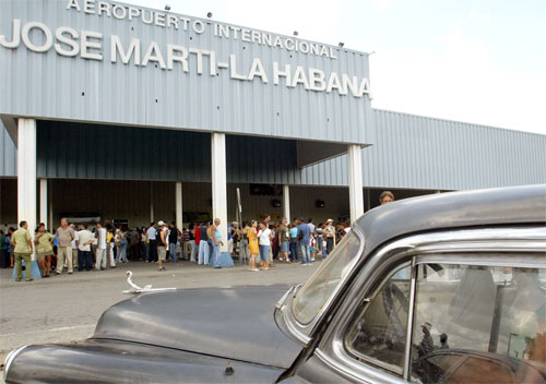 ¿Ampliación de aeropuertos en Cuba y bombillos para Bolivia?… cortesía del Gobierno Venezolano