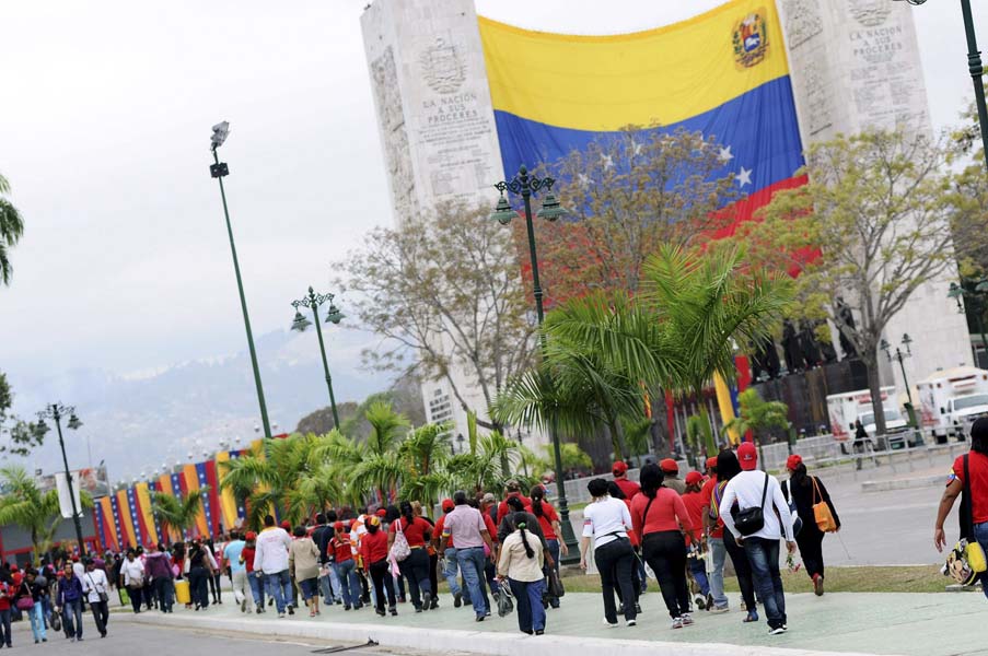 Simpatizantes de Chávez esperan en los alrededores de Fuerte Tiuna (FOTOS)